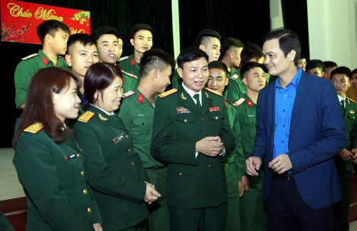 Bí thư Trung ương Đoàn Bùi Quang Huy thăm hỏi chiến sĩ 